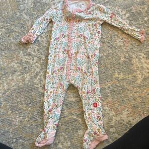 Magnetic me footie pajama 6-9 months bunny floral